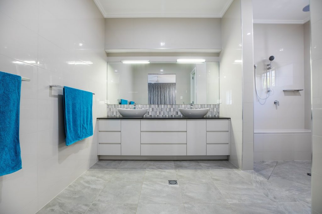 white-bathroom-interior-2775319-small-1024x682.jpg